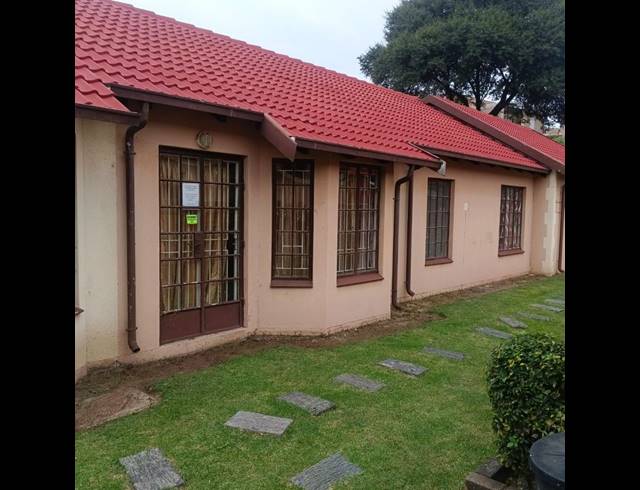 3 BEDROOM TOWNHOUSE FOR SALE IN MEREDALE